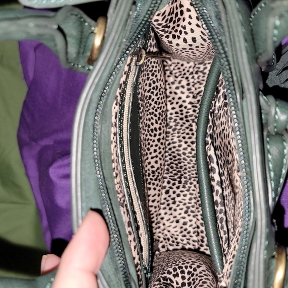 Green suede small hand bag with detachable crossbody strap - Picture 4 of 6